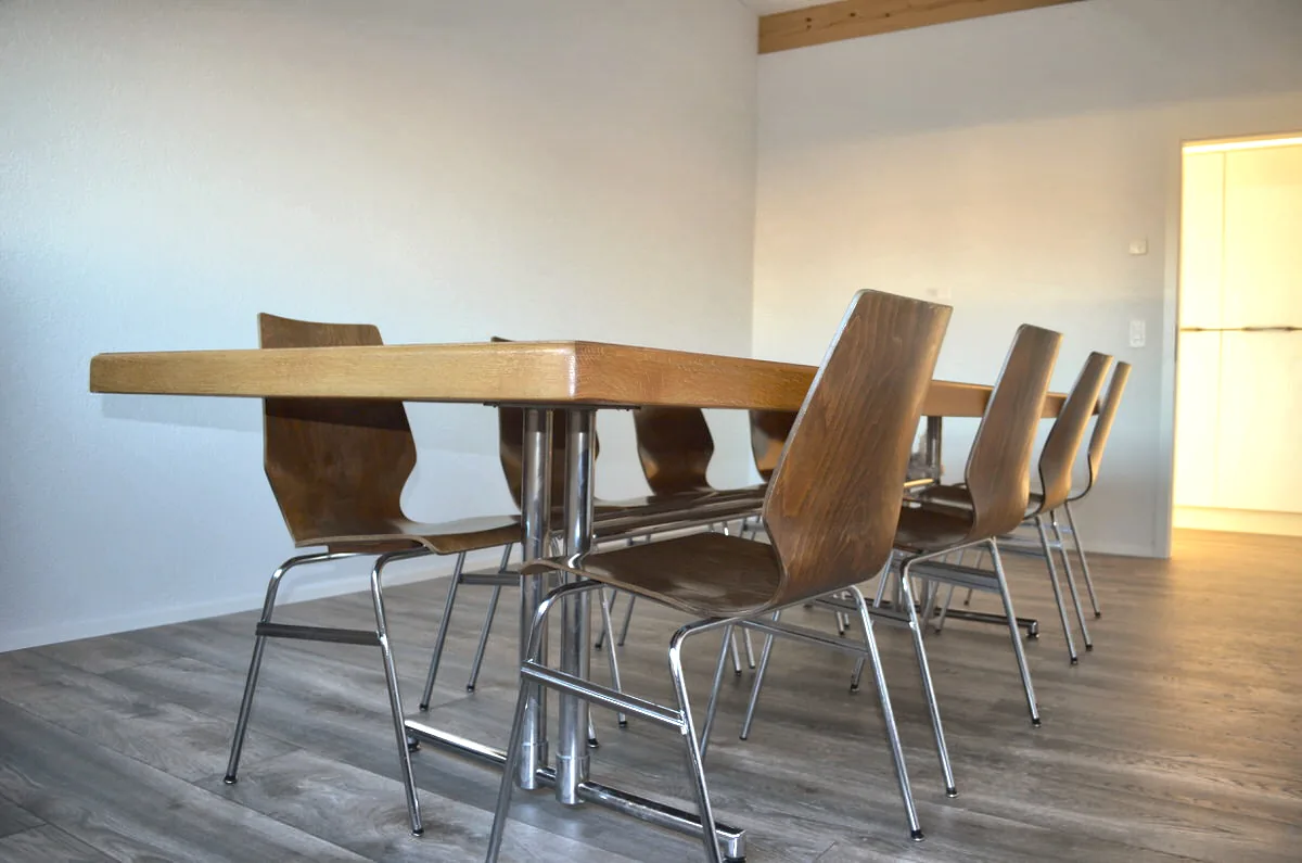 Heller Raum mit Tisch im Space809 in Murten